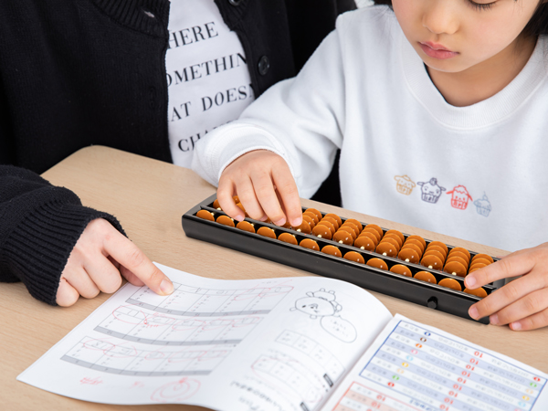 Học toán tính nhanh Soroban có làm con rối toán truyền thống không? Điều phụ huynh lo lắng nhất